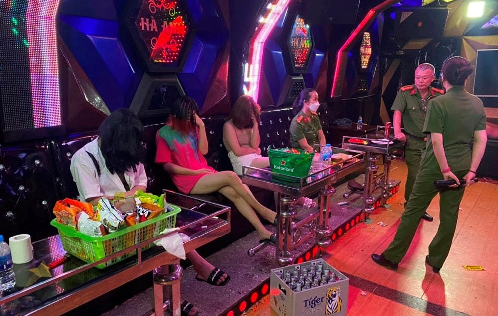 Kiểm tra hành chính quán Karaoke Hà Anh 5 sao phát hiện 4 đối tượng sử dụng trái phép chất ma tuý. 