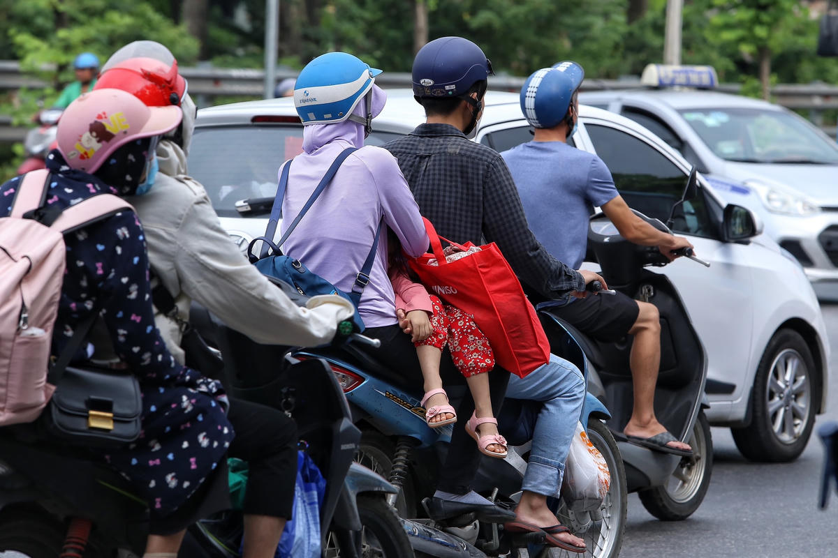 Sau quãng đường dài di chuyển, có nhiều em nhỏ ngủ gật trên tay của bố mẹ.
