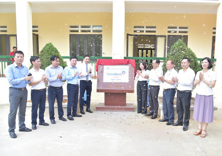 Gắn biển công trình Trường THCS thị trấn Si Ma Cai.