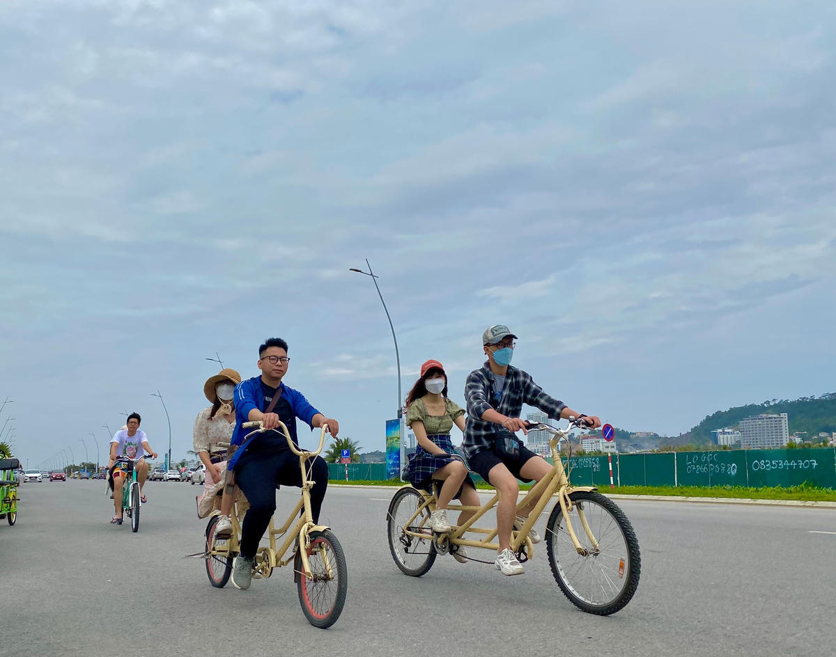Cận hết lễ 30-4 và 1-5, khách lưu luyến chưa muốn rời Quảng Ninh