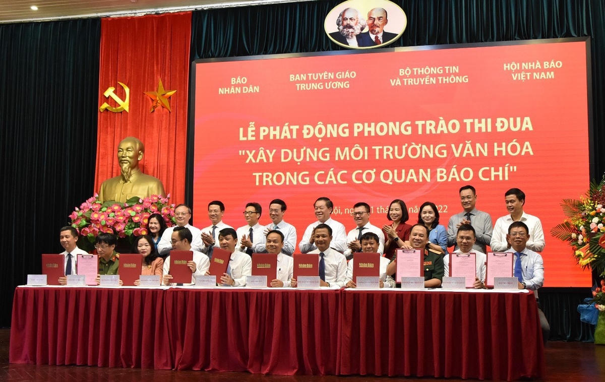lãnh đạo 11 cơ quan báo chí đại diện các khối, loại hình, lĩnh vực báo chí trong cả nước đã ký kết giao ước thực hiện phong trào thi đua “Xây dựng môi trường văn hóa trong các cơ quan báo chí”.