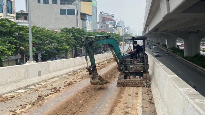 Ram lên xuống đường Vành đai 3 phủ kín đất đá