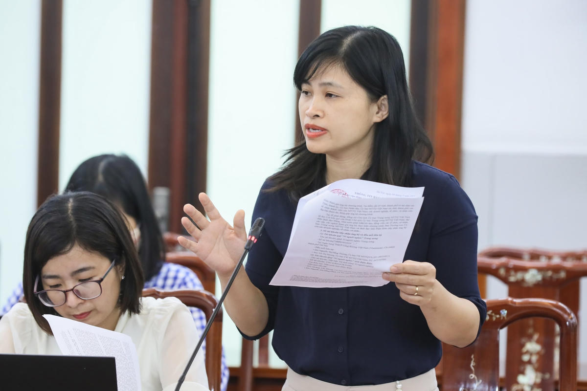 Nhà báo Lại Hoa, Ban Thời sự Đài Tiếng nói Việt Nam phát biểu tại buổi gặp mặt.