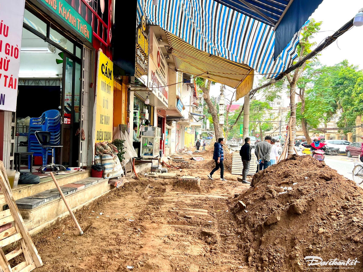 Người dân mong ngóng từng ngày vỉa hè được hoàn thiện để bớt cảnh bụi bặm, hoạt động kinh doanh diễn ra bình thường như trước đó. Ảnh chụp ngày 17/2/2025. Ảnh: Phương Thanh. 