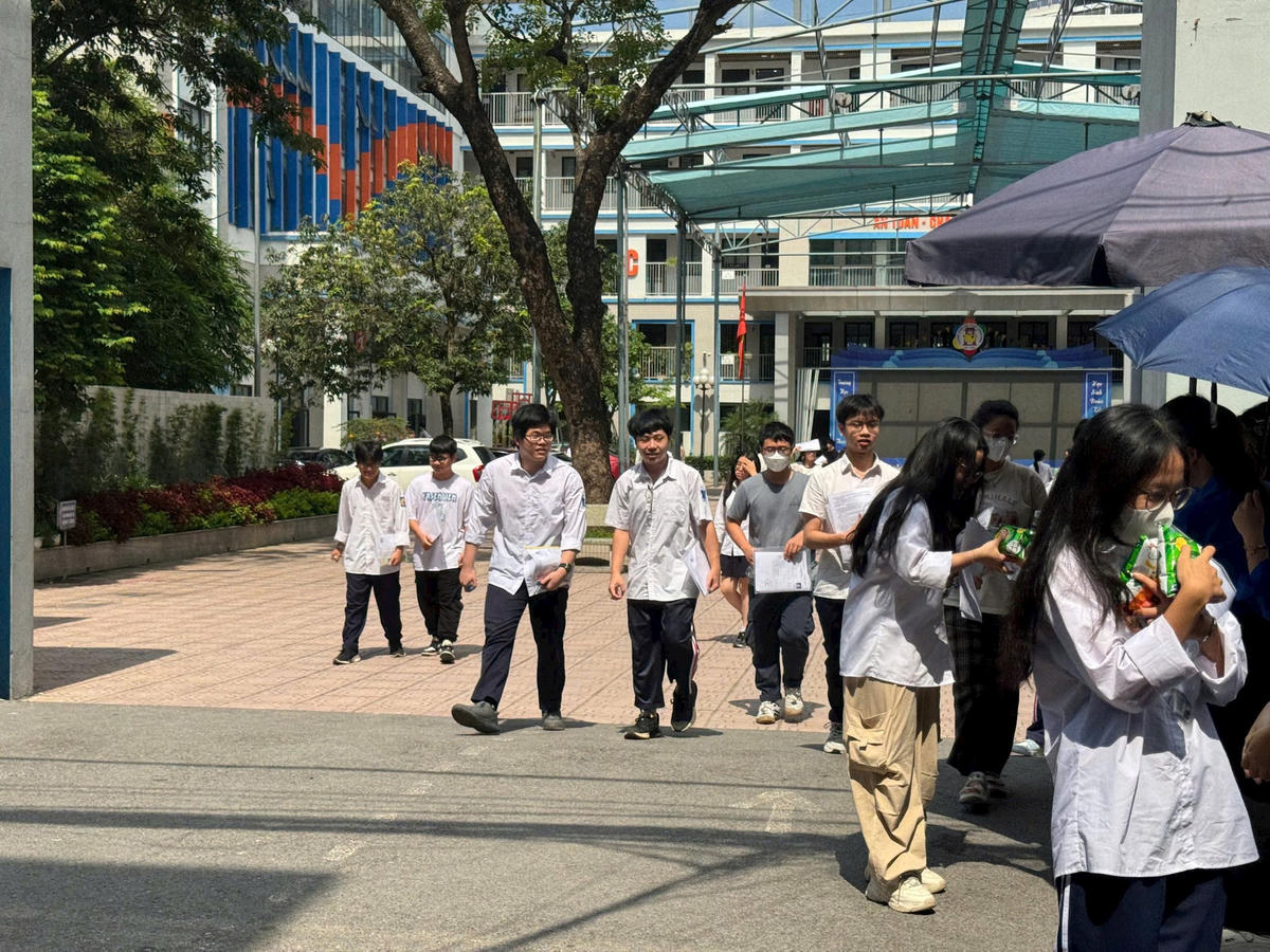 Thí sinh hoàn thành bài thi môn Ngữ văn tại điểm thi Trường THCS Thành Công- Hà Nội (ảnh MInh Quang)