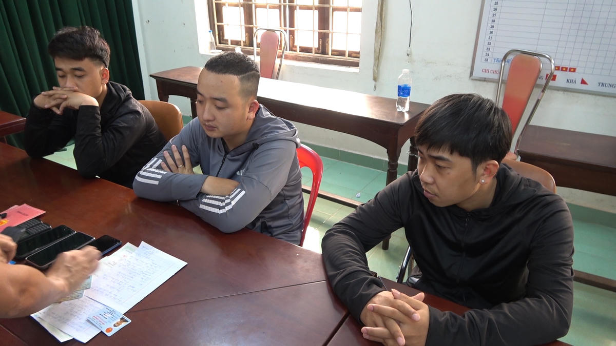 Các đối tượng tại cơ quan Công an. Ảnh: Công Quang.