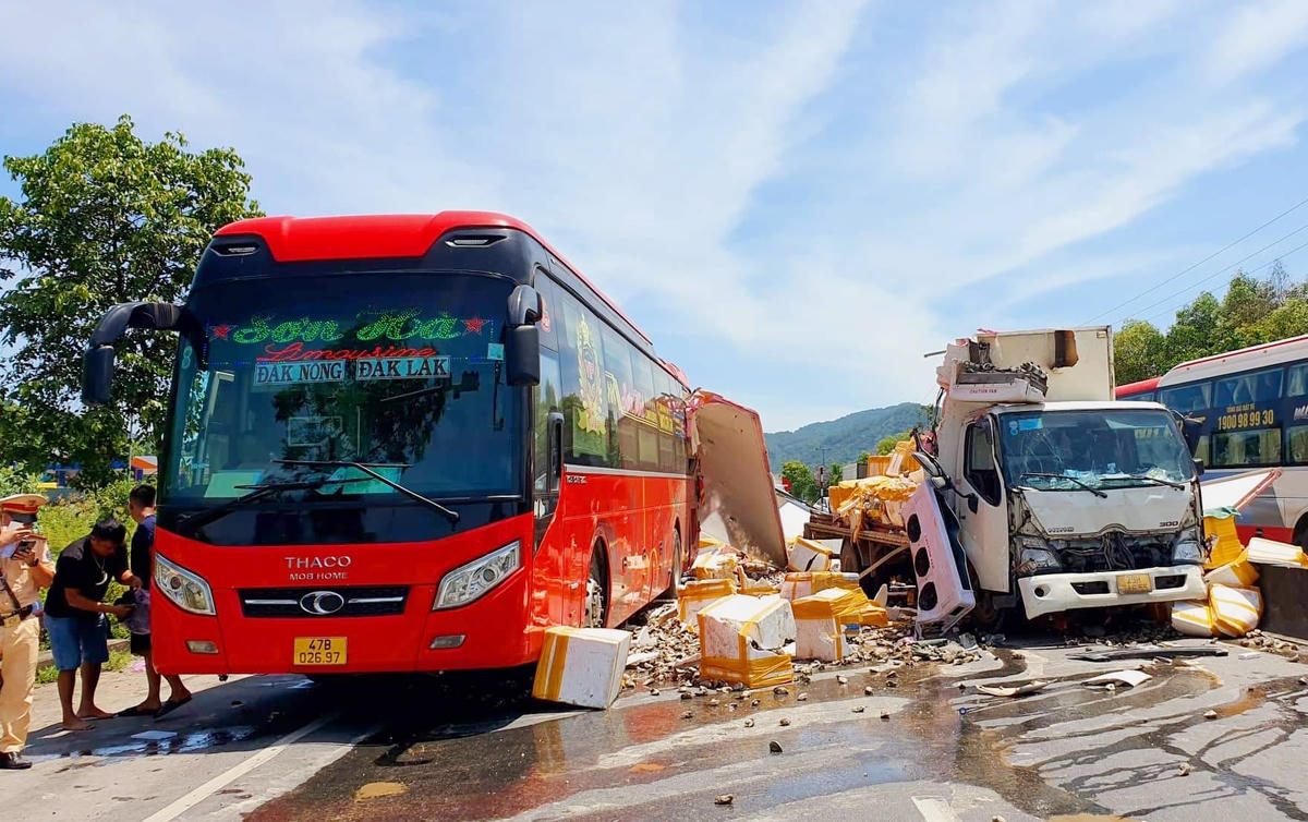 Vụ tai nạn khiến các phương tiện hư hỏng nặng.