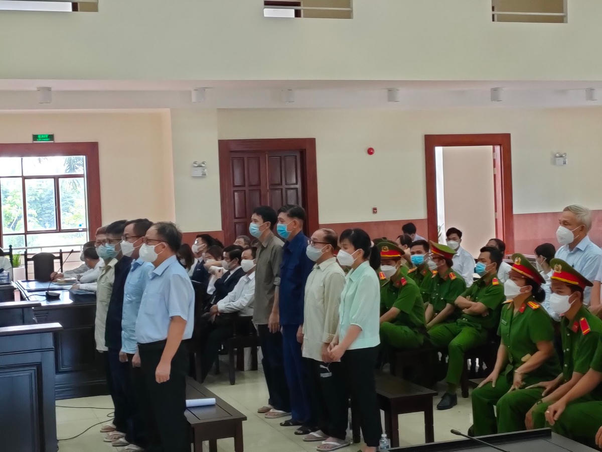 Các bị cáo trong vụ phát hành giá rẻ 9 triệu cổ phần SADECO, gây thất thoát gây thiệt hại hơn 1.103 tỷ đồng. (Ảnh: Hồng Phúc).