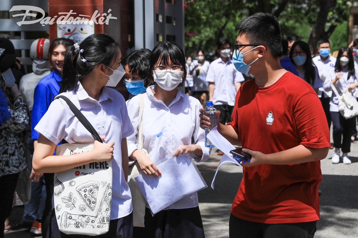Thí sinh phấn khởi sau khi hoàn thành bài thi môn Toán dễ dàng.