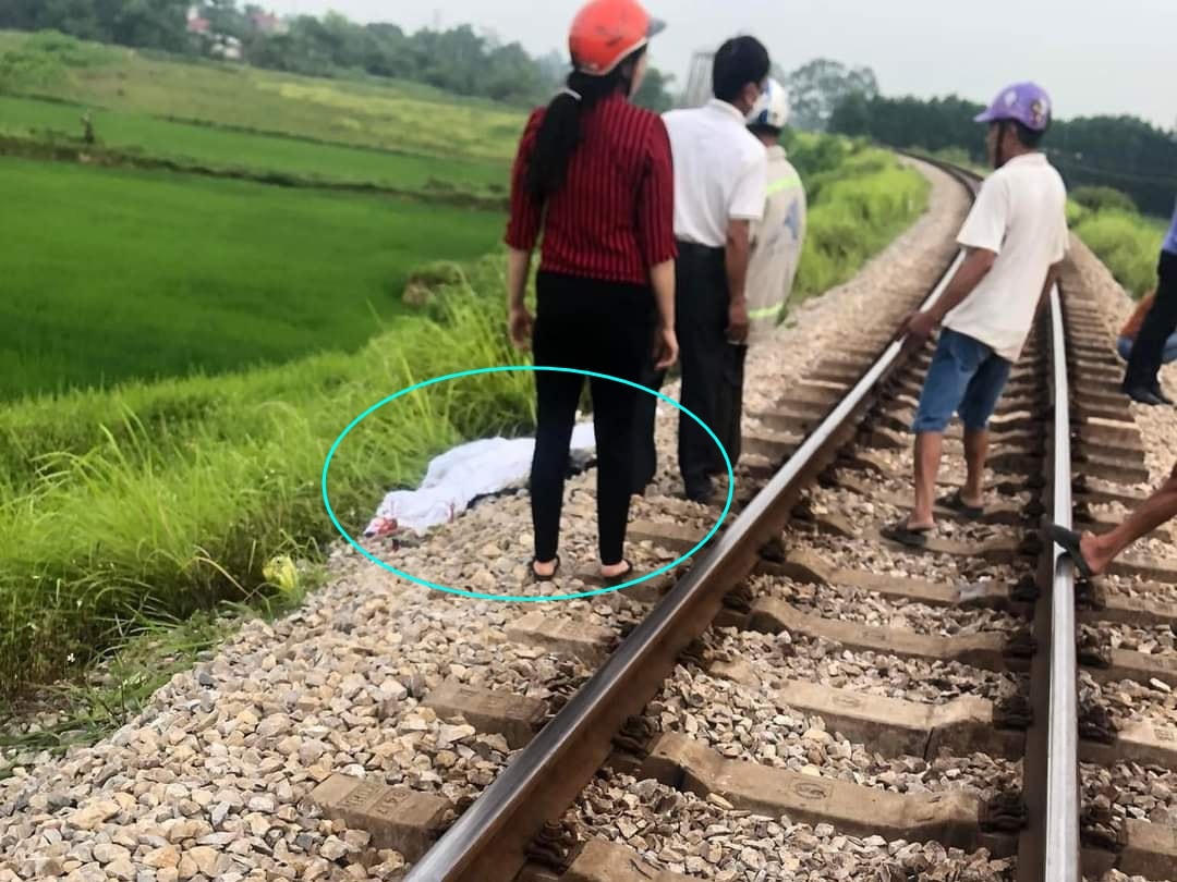 Nữ sinh thiệt mạng sau khi quay lại đường ray lấy đồ.
