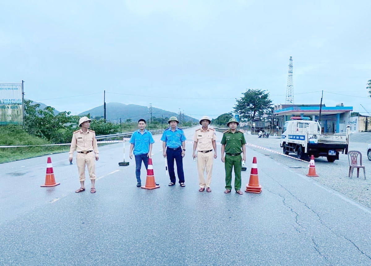 Các phương tiện tham gia giao thông đi ra phía Bắc phải lưu thông theo đường QL1A rẽ vào đường tránh TX Hồng Lĩnh.