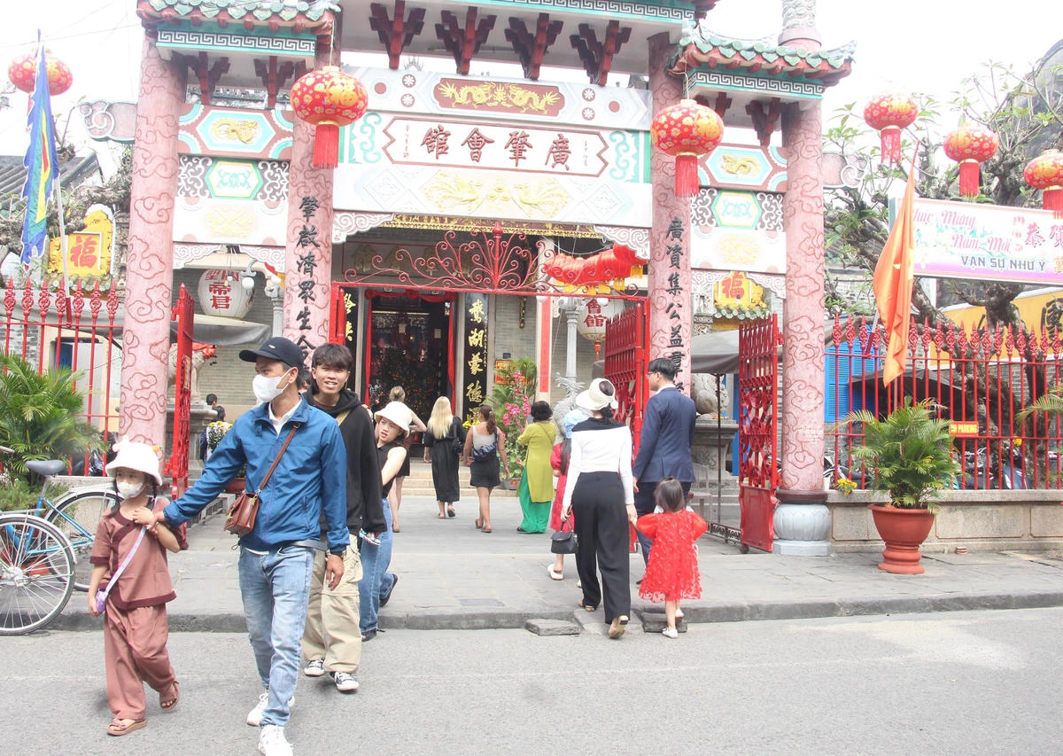 Nhiều người dân đến chùa cầu may mắn trong năm mới.