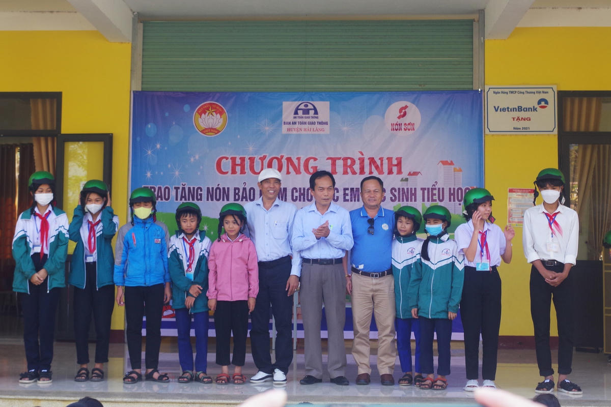 Trao mũ bảo hiểm cho học sinh nghèo.