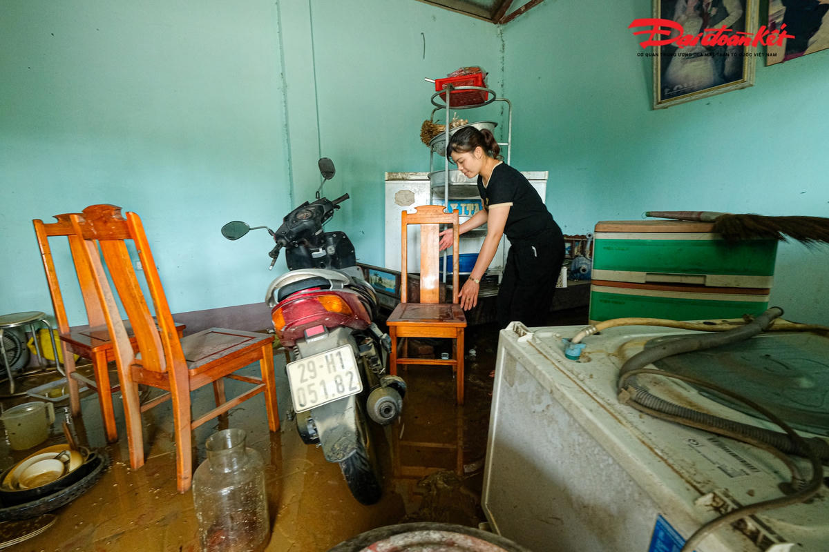 “Như mọi năm dù có mưa to đến đâu, thì cũng không ngập cao như năm nay nên chúng tôi trở tay không kịp. Nước dâng nhanh quá, khiến gia đình tôi trắng tay, mất 3 ao cá, hàng trăm con gà, vịt, thiệt hại vô cùng nặng nề”- chị Bích cho hay.