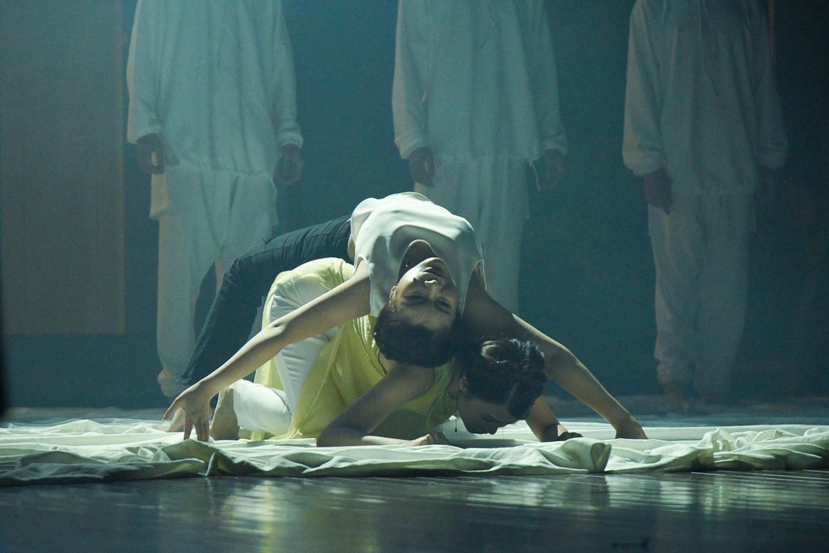 Đêm nhạc dường như lắng đọng hơn khi vở kịch ngắn "Ai đã lấp cái đầm lầy mãi mãi" được đẩy lên tới đỉnh điểm. Chương 4 của đêm nghệ thuật, lấy ý tưởng từ bài thơ "Hoa cúc xanh" của nữ sĩ Xuân Quỳnh, cũng như vở kịch "Hoa cúc xanh trên đầm lầy" của nhà biên kịch Lưu Quang Vũ cho thấy sợi dây kết nối không chỉ cho mối tình thiêng liêng của hai tài năng lớn mà còn là biểu tượng của những điều tốt đẹp, những giá trị nhân văn luôn cần hiện diện trong cuộc sống.