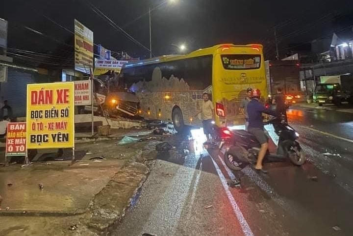 Xe khách Thành Bưởi leo lên lề sau khi va chạm với xe 16 chỗ.