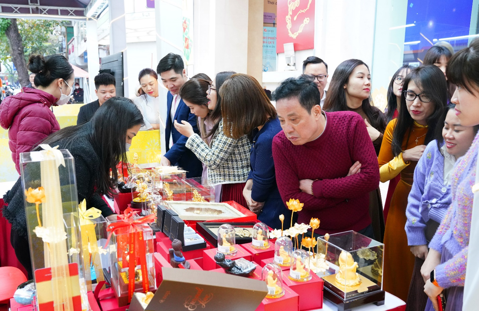 Các gian hàng tại DOJI Tower Hà Nội nhận được sự ủng hộ của đông đảo khách hàng.  