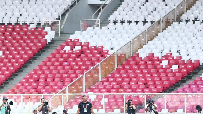 Các vách ngăn cao để ngăn cổ động viên tránh va chạm với nhau. Ảnh: Zing.