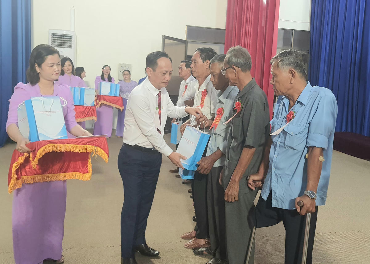 Chủ tịch UBND tỉnh Bạc Liêu Phạm Văn Thiều trao quà cho người có công tiêu biểu.