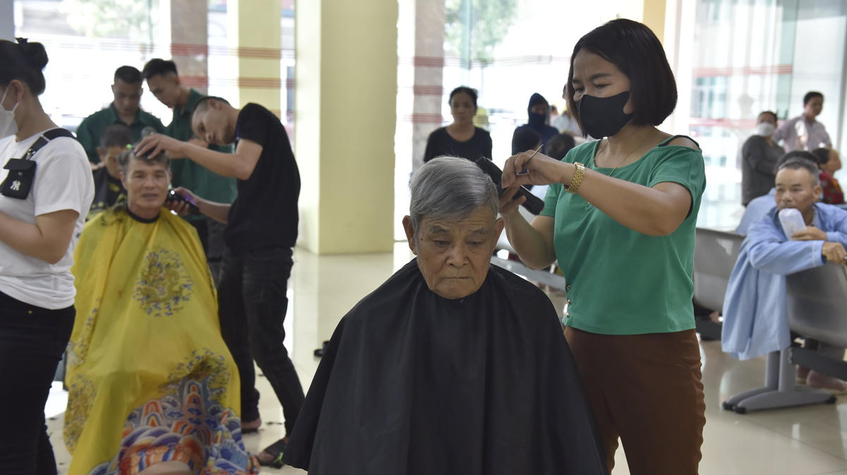 Địa điểm đầu tiên mà nhóm của anh hướng đến là những thôn, xóm ở các xã có nhiều hộ dân còn nghèo, khó khăn. Sau đó, nhóm của anh tiếp tục mở rộng địa bàn đến các bệnh viện lớn, trung tâm bảo trợ xã hội và các trường học tại TP Thanh Hóa.  