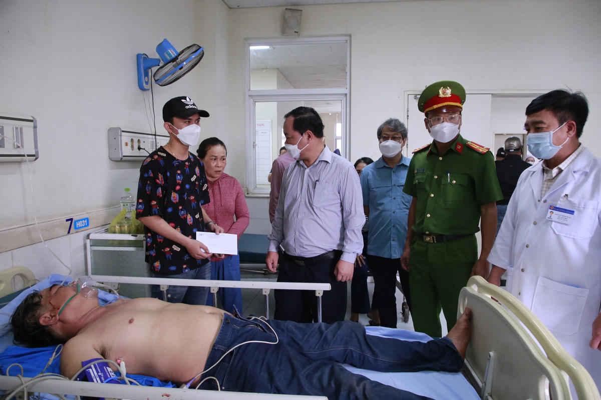 Lãnh đạo tỉnh Quảng Nam đến bệnh viện thăm hỏi các nạn nhân bị TNGT.