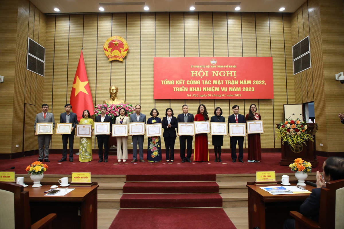 Phó Bí thư Thường trực Thành ủy Nguyễn Thị Tuyến tặng bằng khen của Thành ủy và UBND Thành phố cho 12 tập thể.