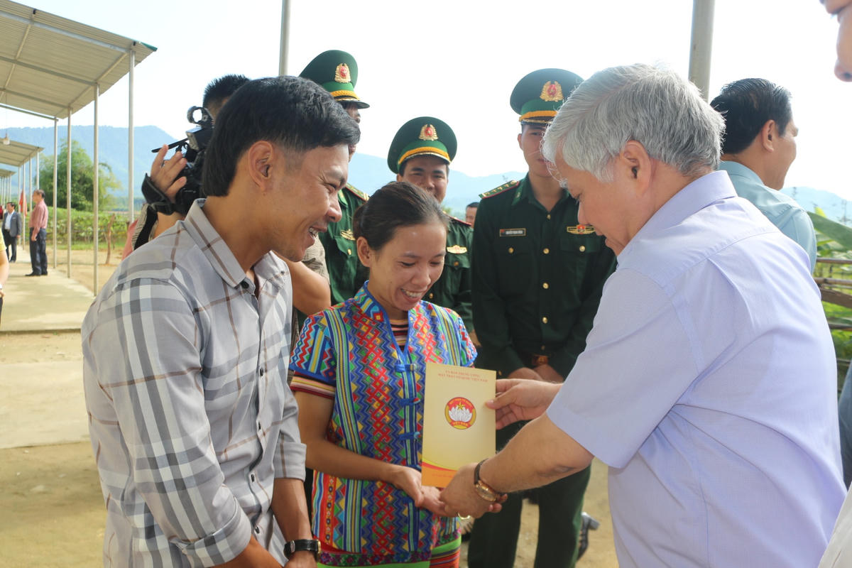Chủ tịch tặng quà, động viên 2 gia đình người Chứt. 