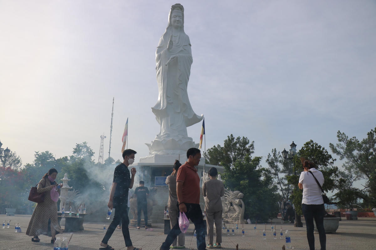Ngoài các sĩ tử, nhiều bậc phụ huynh cũng đến đây để lễ Phật, mong mọi điều tốt lành cho con mình trong kỳ thi sắp đến.