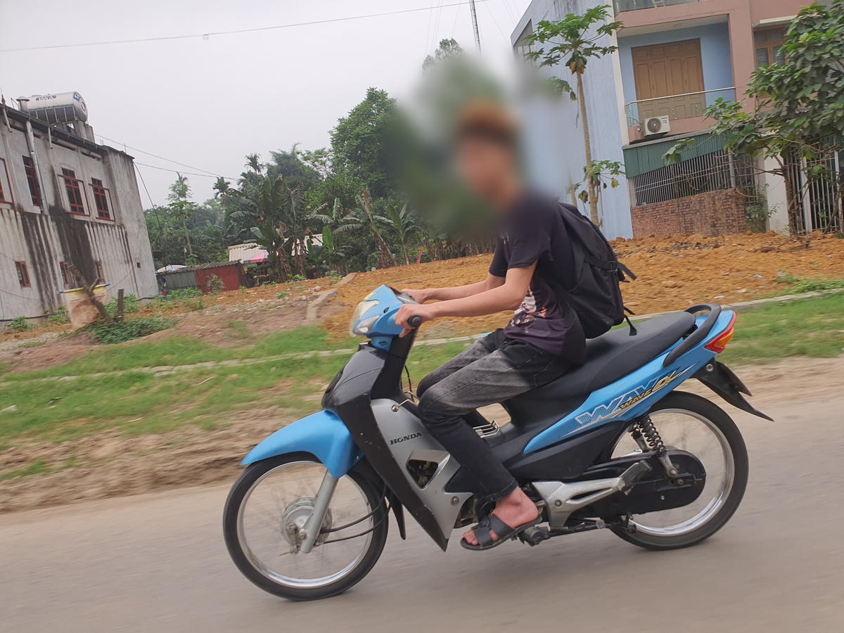 Một số học sinh khi tan trường điều khiển xe máy chạy tốc độ cao, không đội mũ bảo hiểm trên đường tỉnh lộ 12B, thuộc huyện Kim Bôi.
