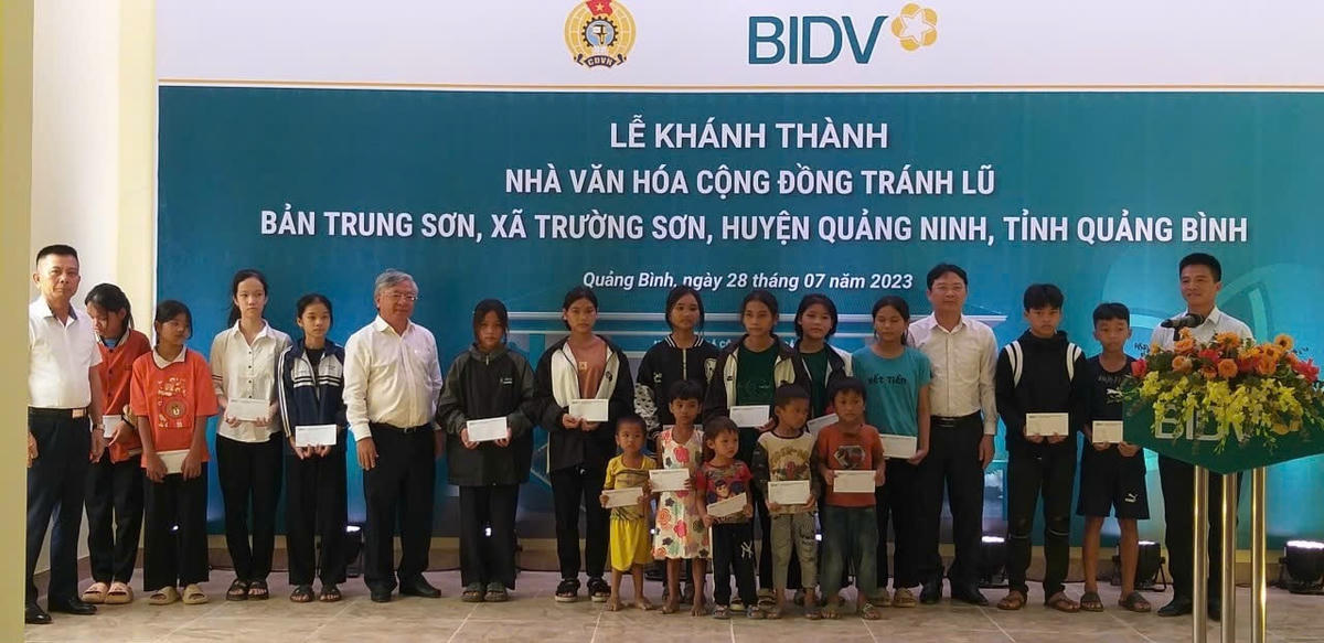 Ngân hàng BIDV Quảng Bình trao quà cho các em học sinh có hoàn cảnh khó khăn trên địa bàn xã Trường Sơn.