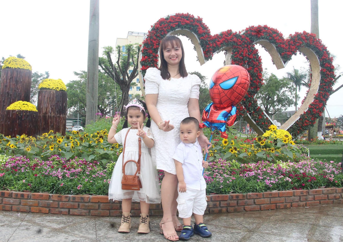 Phụ huynh dẫn em nhỏ đi du xuân đầu năm mới.