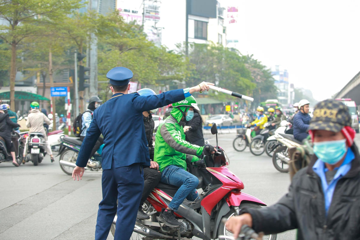 Một số người dân chưa nắm được phương án phân luồng mới vẫn đi theo hướng từ đường Láng rẽ trái vào Tây Sơn đã được lực lượng CSGT, Thanh tra Sở GTVT hướng dẫn kịp thời đi thẳng qua nút đến điểm quay đầu.