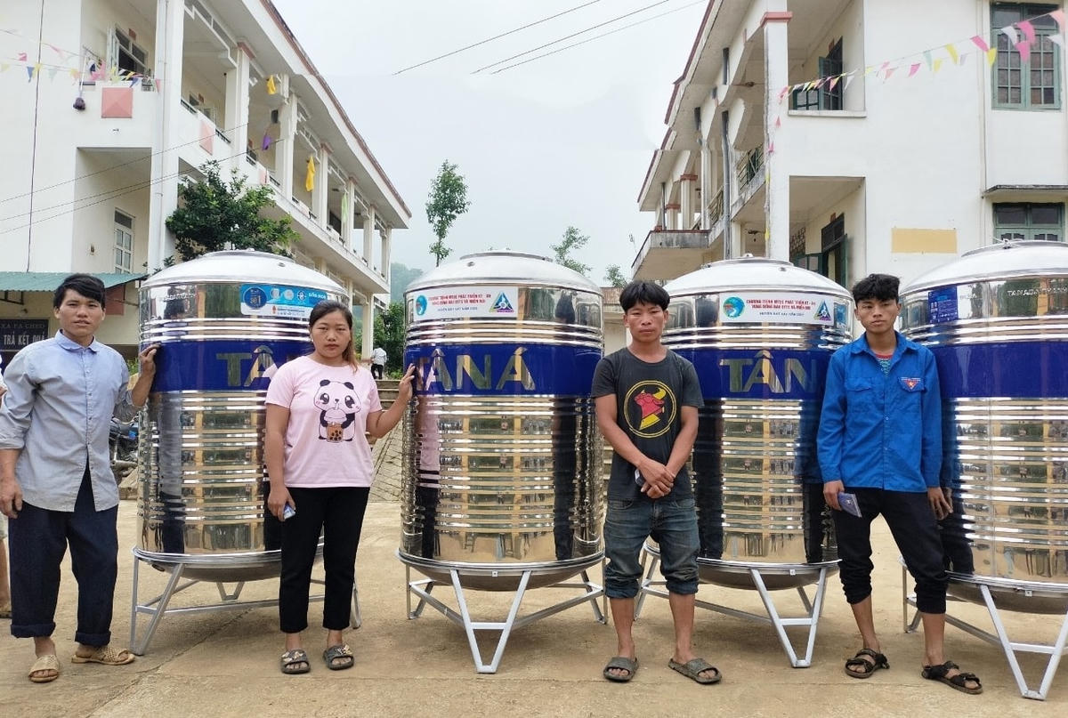 Hỗ trợ bồn nước cho hộ nghèo DTTS trên địa bàn huyện Bát Xát theo nội dung số 04, Dự án 1.