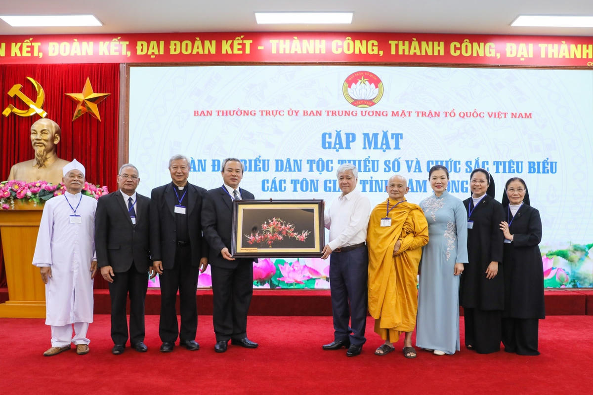Bí thư Trung ương Đảng, Chủ tịch UBTƯ MTTQ Việt Nam Đỗ Văn Chiến nhận quà lưu niệm từ Đoàn đại biểu dân tộc thiểu số và chức sắc tiêu biểu các tôn giáo tỉnh Lâm Đồng.