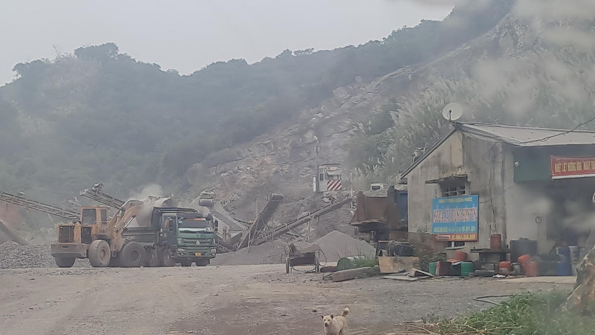 Dù bị ngừng sử dụng hóa đơn nhưng Công ty TNHH Trường Phước vẫn khai thác đá tại mỏ đá Hòn Tìn để bán ra ngoài.