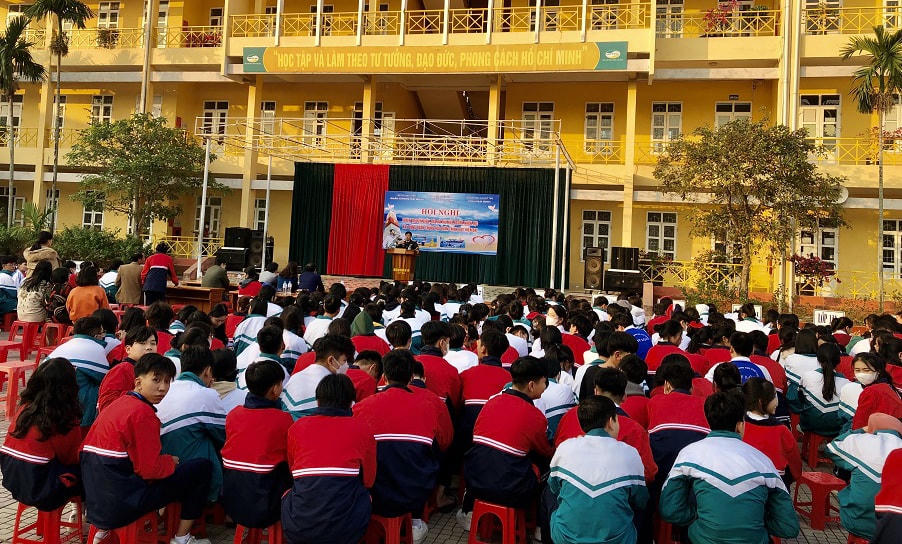 Học sinh Trường THPT Mỹ Lộc (Nam Định) được thông tin về biển đảo và các chính sách thu hút nguồn nhân lực xây dựng lực lượng Hải quân.