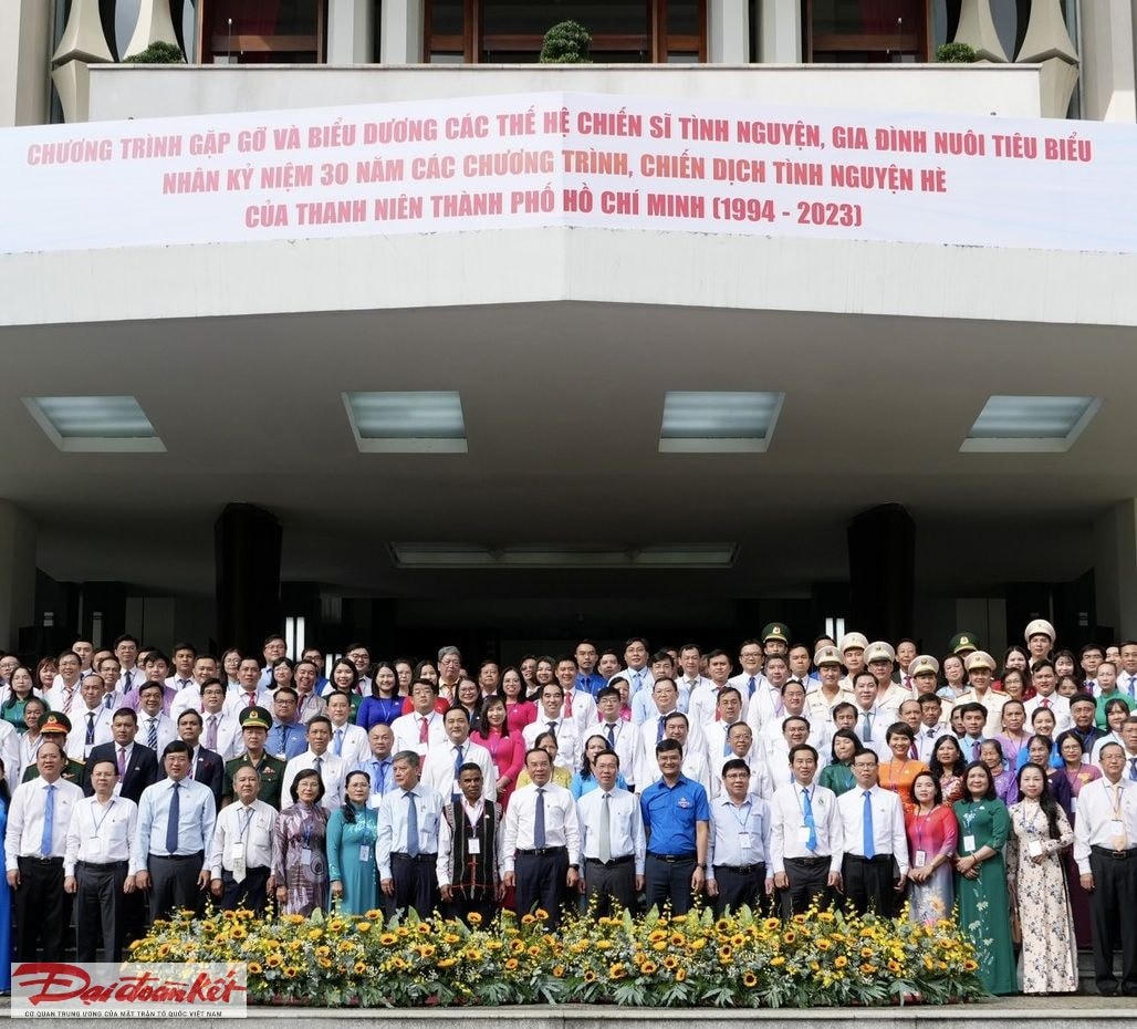 Chủ tịch nước Võ Văn Thưởng, Bí thư Thành ủy TP HCM Nguyễn Văn Nên cùng các đại biểu dự chương trình chụp ảnh lưu niệm. (Ảnh: T.Lữ).