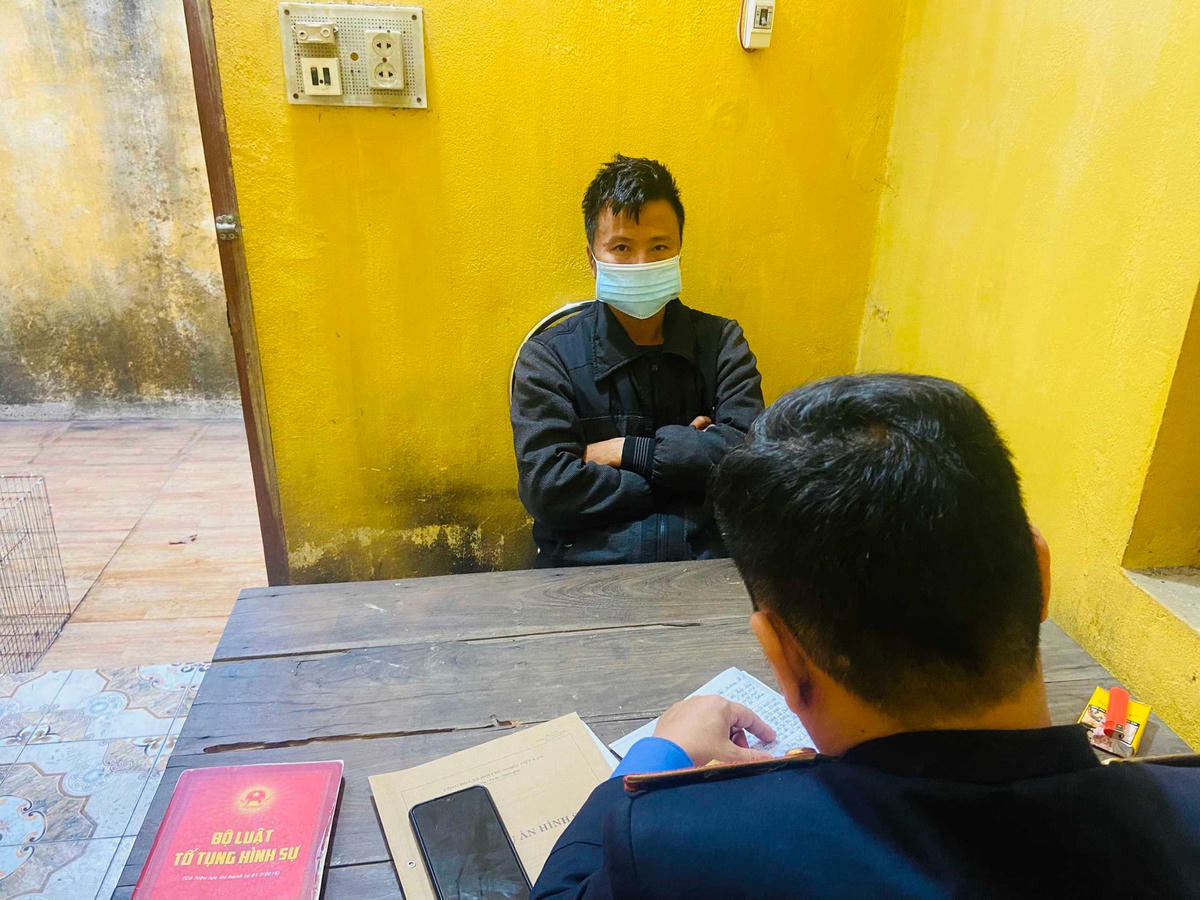 Đối tượng H.N.T tại cơ quan điều tra. Ảnh: Cổng thông tin TX Đông Triều.