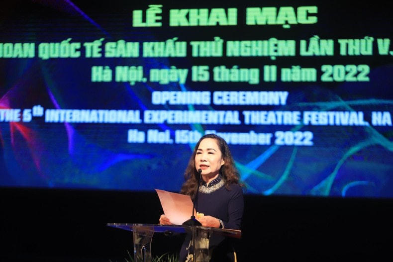 NSND Trịnh Thúy Mùi, Chủ tịch Hội Nghệ sĩ Sân khấu Việt Nam phát biểu khai mạc Liên hoan. Ảnh: QT.
