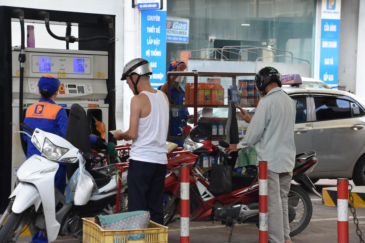 Anh Nguyễn Tiến Chung (lái xe 16 chỗ tuyến Hà Nội - Hoà Bình) cho biết: "Giá xăng chắc chắn sẽ tăng tiếp vào chiều nay nên tôi phải tranh thủ đổ xăng sớm cho đỡ đông. Việc xăng tăng giá ảnh hưởng rất lớn đến việc vận chuyển hành khách đường dài, trong khi giá vé xe thì không tăng". 