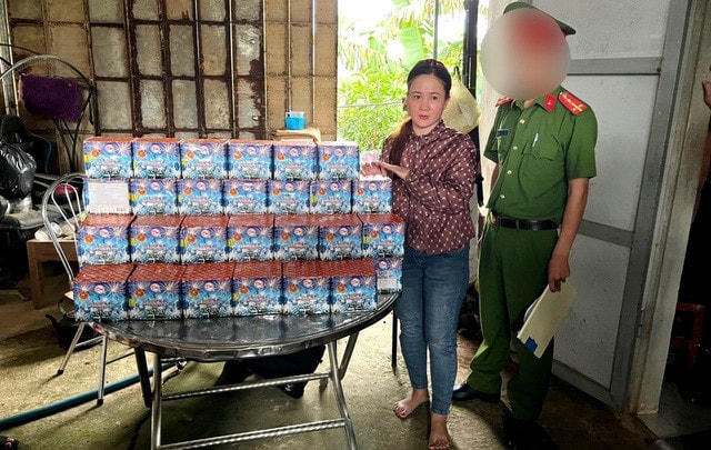 Đối tượng Trần Thị Viên cùng tang vật.