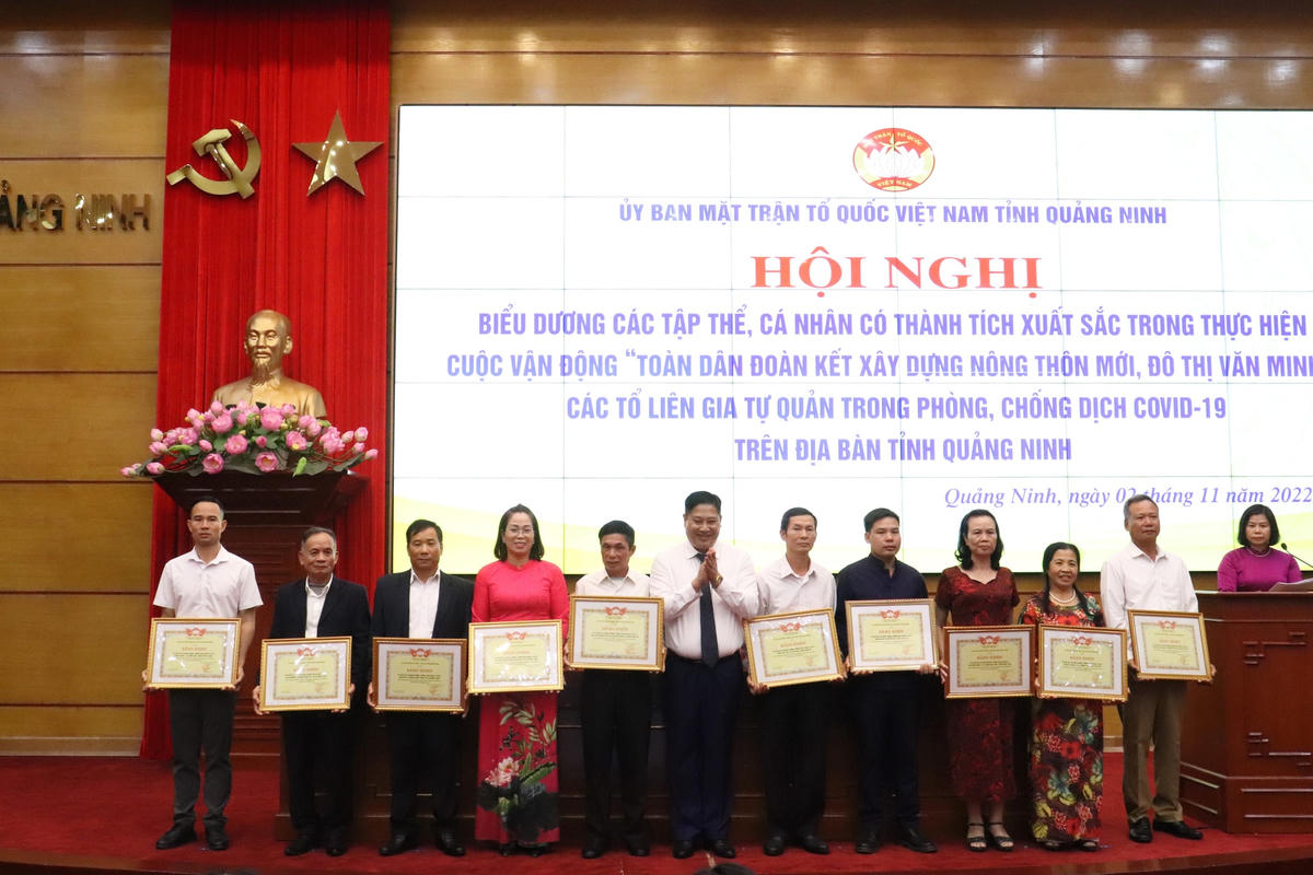 20 tập thể, cá nhân có thành tích xuất sắc trong triển khai Cuộc vận động “Toàn dân đoàn kết xây dựng nông thôn mới, đô thị văn minh” cùng 30 Tổ liên gia tự quản phòng, chống dịch Covid-19 đã được nhận bằng khen.Biểu dương cá nhân, tập thể xuất sắc tại Hội nghị.