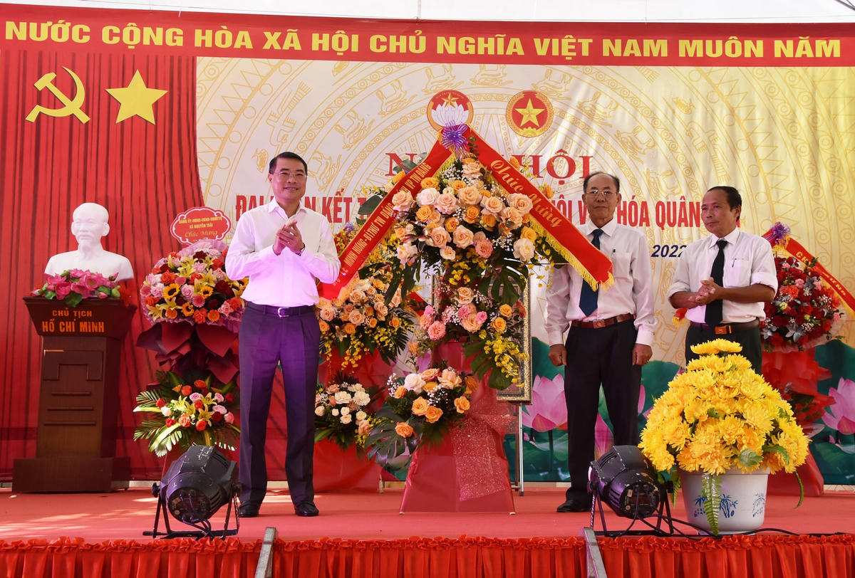 Chánh Văn phòng Trung ương Đảng Lê Minh Hưng tặng hoa chúc mừng ngày hội.