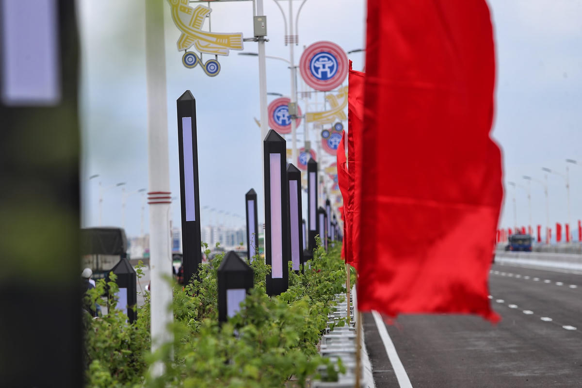 Hệ thống chiếu sáng nghệ thuật sử dụng hơn 600 đèn led được lắp ở dải phân cách giữa trên cầu Vĩnh Tuy 1 và 2. Đèn led có hình tháp cao nhất là 3,5 m thấp nhất 1,4 m. Mỗi đèn cách nhau 6 m bố trí so le, cao thấp khác nhau. Chi phí thiết kế thi công hơn 17 tỷ đồng.