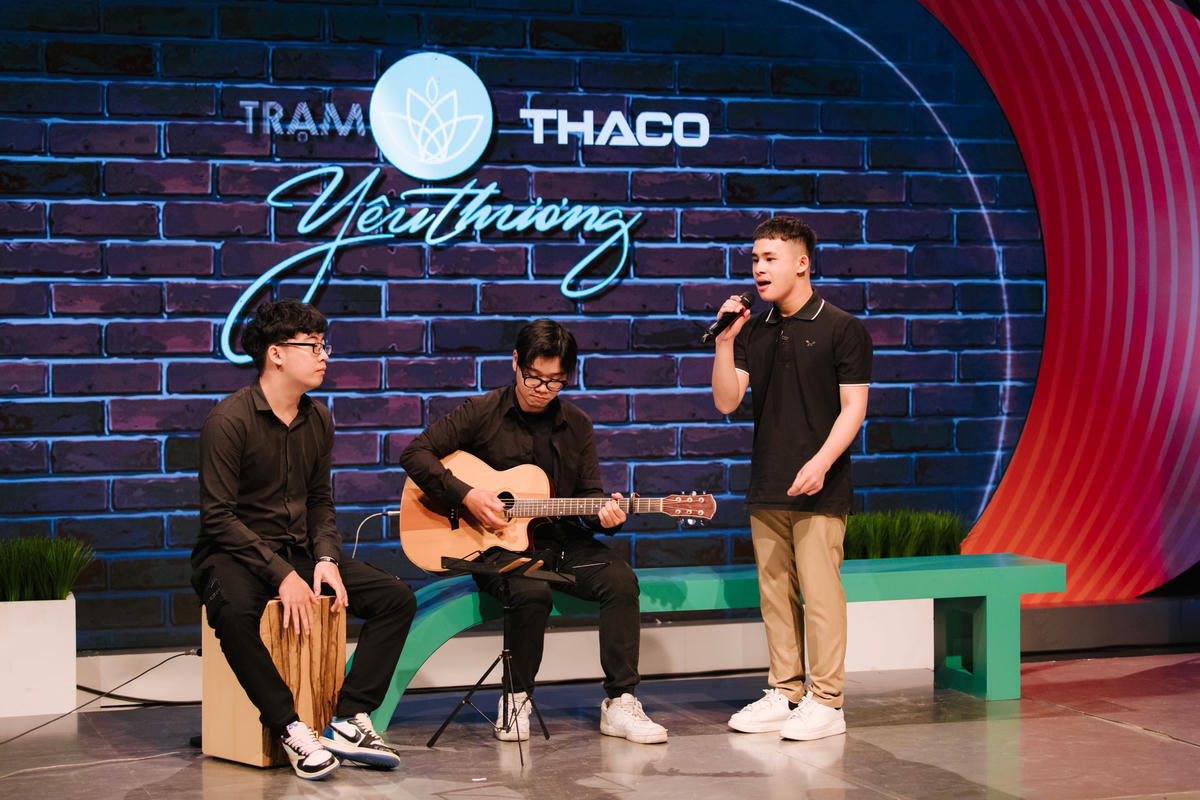 Vượt qua mặc cảm, Tường thể hiện năng khiếu ca hát. 