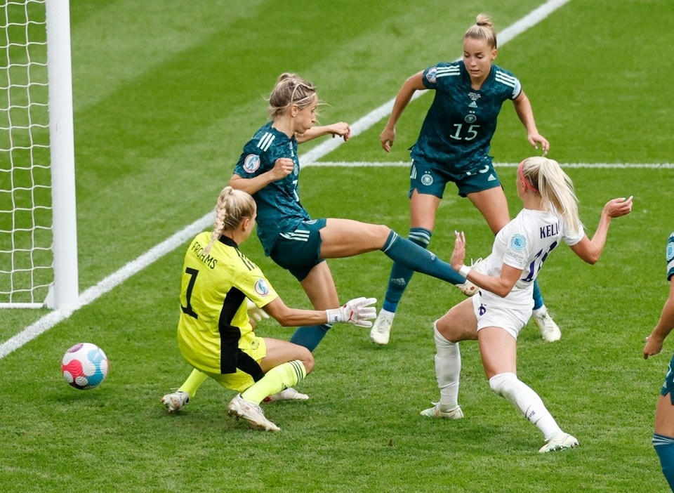 Tiền đạo Chloe Kelly có bàn thắng định đoạt trận đấu ở phút 110 giúp tuyển Anh đánh bại Đức ở chung kết Euro 2022 (Ảnh: Getty).