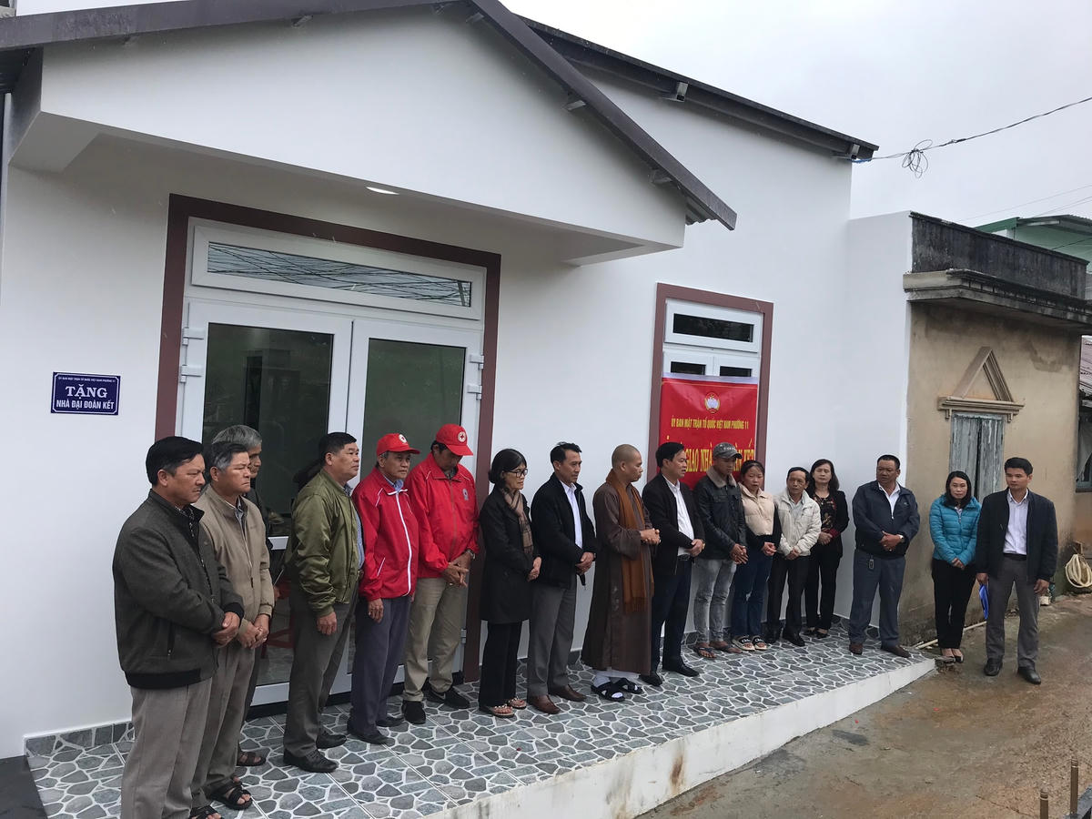 Bàn giao nhà Đại đoàn kết cho người nghèo.
