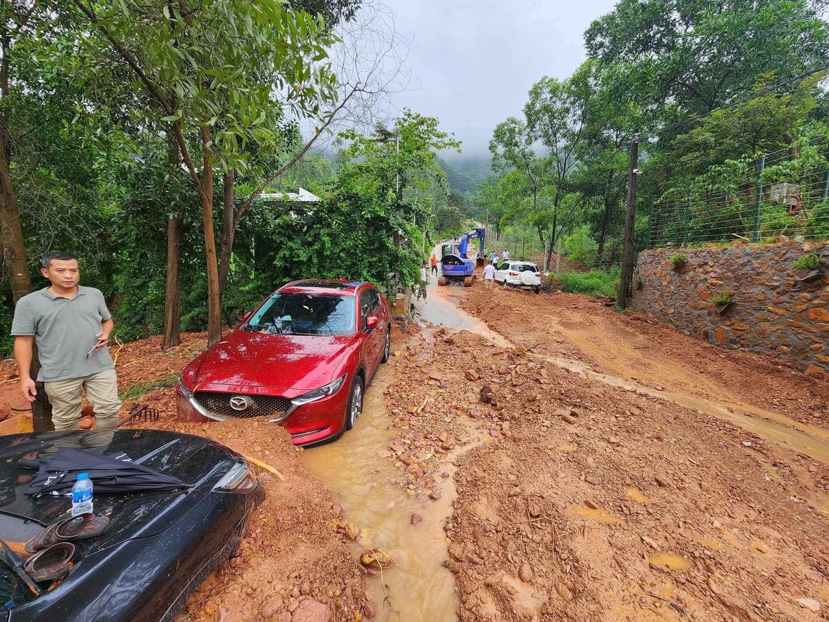 Mưa lớn cuốn trôi nhiều đất đá chia cắt nhiều tuyến đường. Trên tuyến đường gần khu vực hồ Ban Tiện, thôn Phú Ninh, xã Minh Phú, nhiều ô tô bị đất đá vùi lấp ngang thân. Ảnh: Lê Khánh