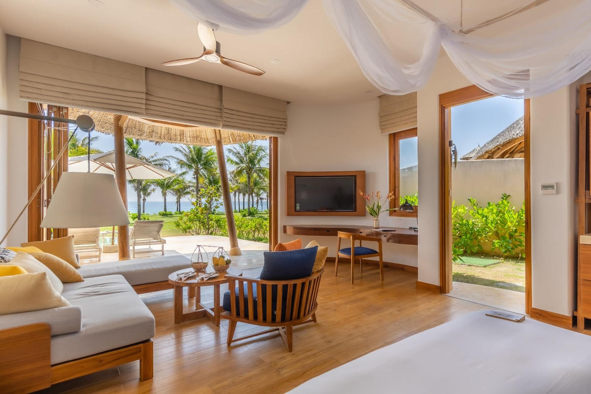 Với phong cách thiết kế đương đại, kết hợp với chất liệu nội thất mộc mạc, gần gũi thiên nhiên, các biệt thự biển là sự lựa chọn hoàn hảo cho kỳ nghỉ không âu lo.