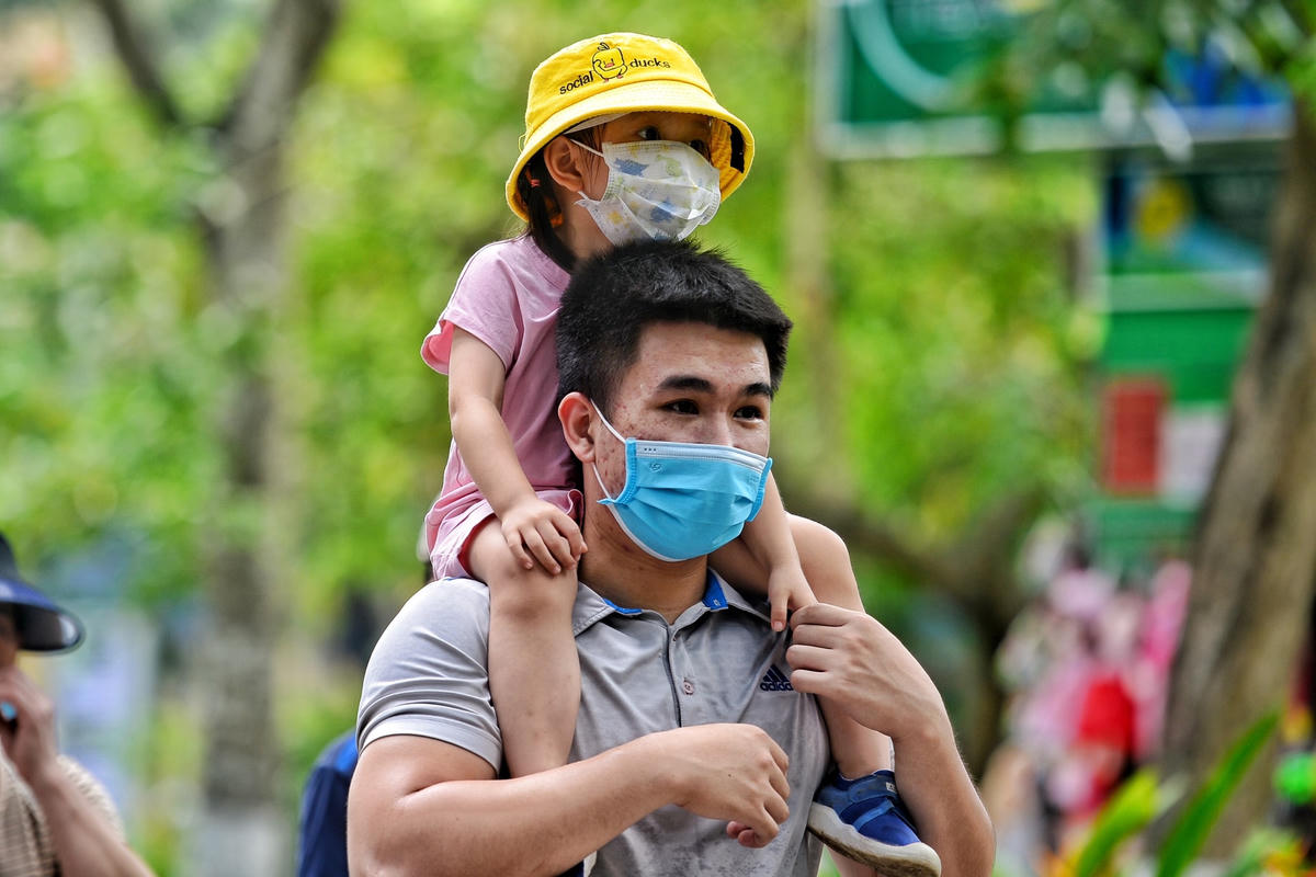 Gần về trưa, thời tiết càng oi bức hơn nhưng dòng người đổ về Công viên Thủ Lệ vẫn rất đông.